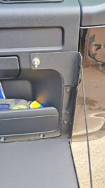 Відкидний стіл на двері багажника Land Rover Defender L663 - Зображення 10